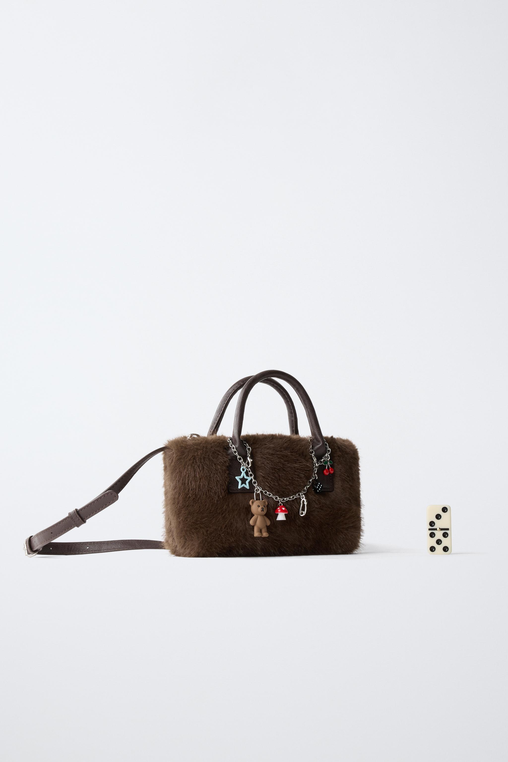 SAC BANDOULIÈRE EFFET FOURRURE AVEC CHARMS